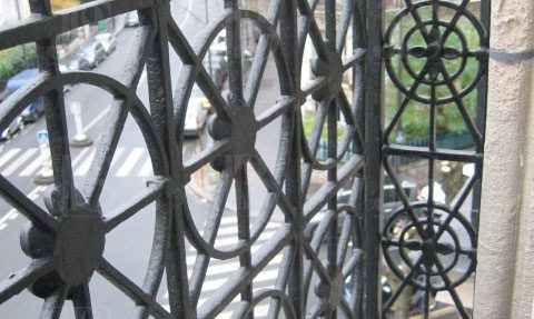 Balustrade de balcon métallique balustrade de balcon noire métallique à motif rond, JPS serrurier