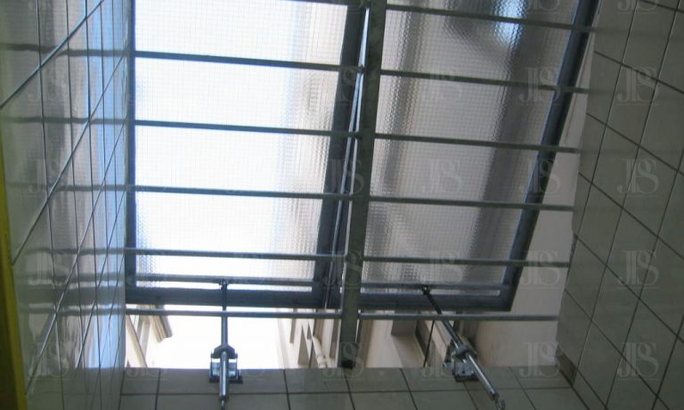 Toiture en verre toiture en verre vue d'en bas ouverte sur mesure, JPS serrurier