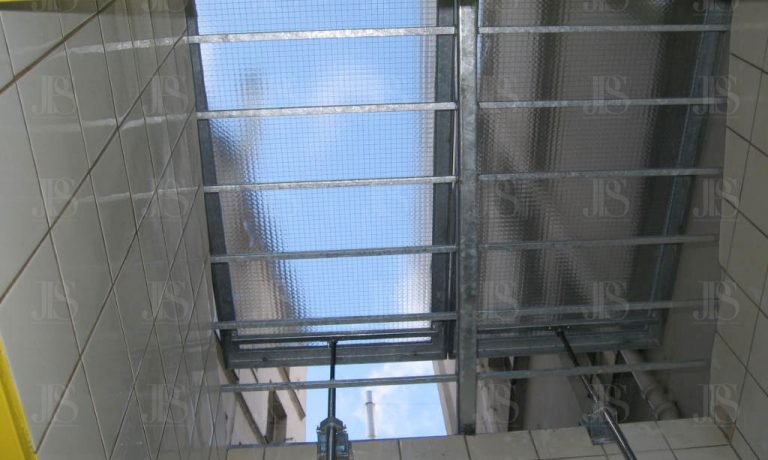 toit en verre toiture en verre ouverte sur mesure vue d'en bas, JPS serrurier