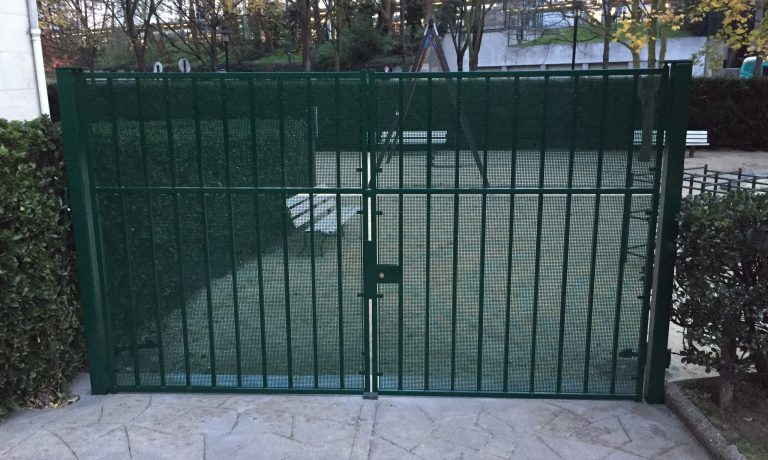 Portail extérieur de parc métallique vert, JPS serrurier