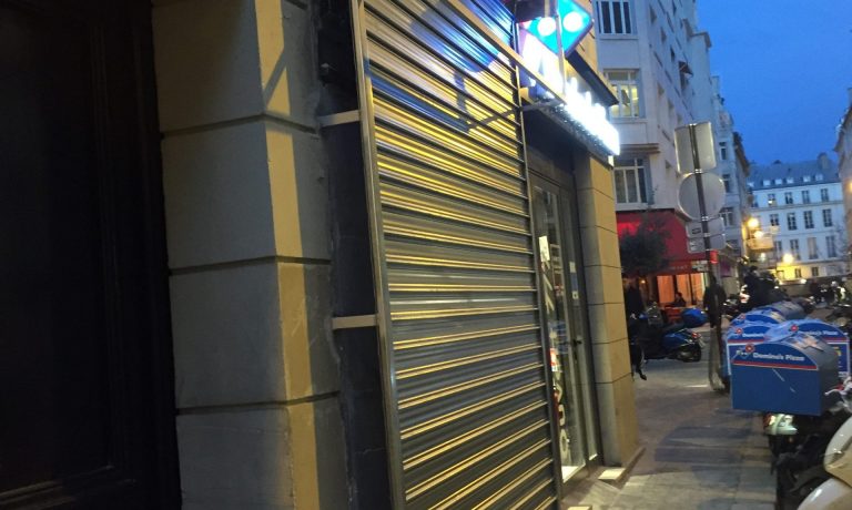 Rideau métallique vue de profil de rideau métallique, devanture de magasin, JPS serrurier