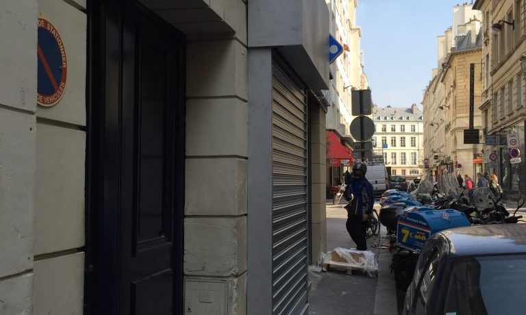Rideau métallique vue de profil de rideau métallique, devanture de magasin, JPS serrurier