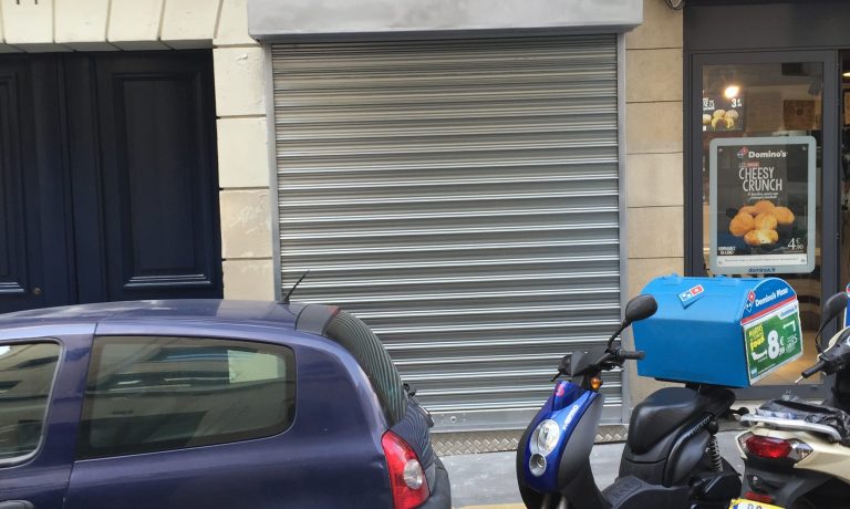 Rideau métallique vue de profil de rideau métallique, devanture de magasin JPS serrurier