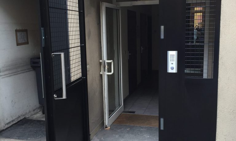 Porte quadrillée sécurisée avec interphone, JPS serrurier