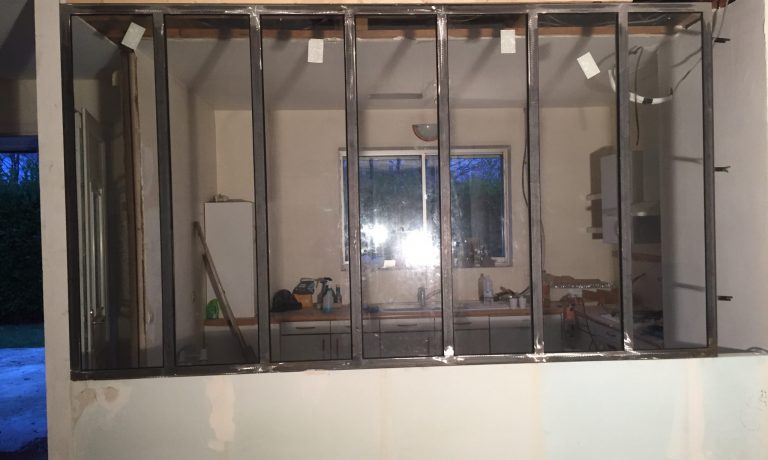 Verrière de cuisine façade de cuisine vitrée avec barres métalliques, JPS serrurier, vitrerie